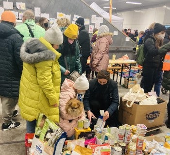 Refugees gather to receive aid for their pets